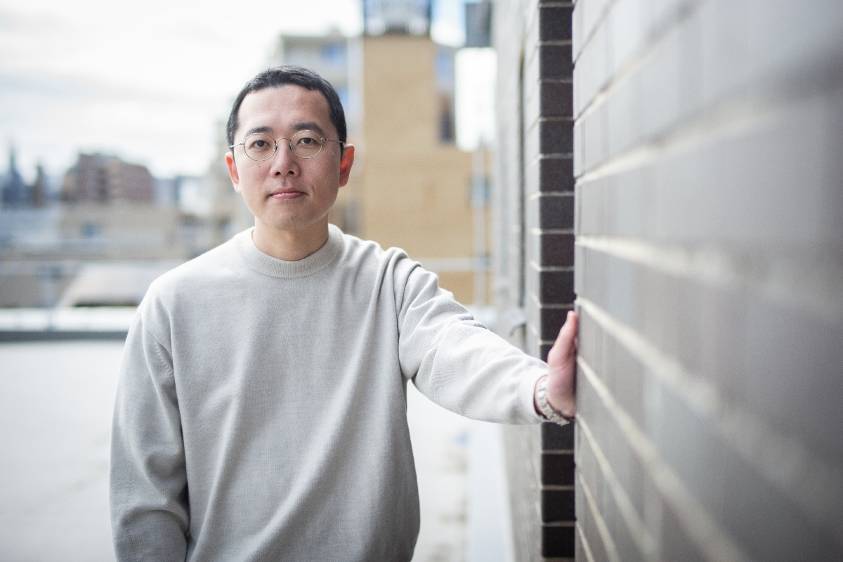 〔２〕「書きたいテーマがたくさんあって、書くことが大好き」と語る岩井圭也さん＝東京都新宿区
