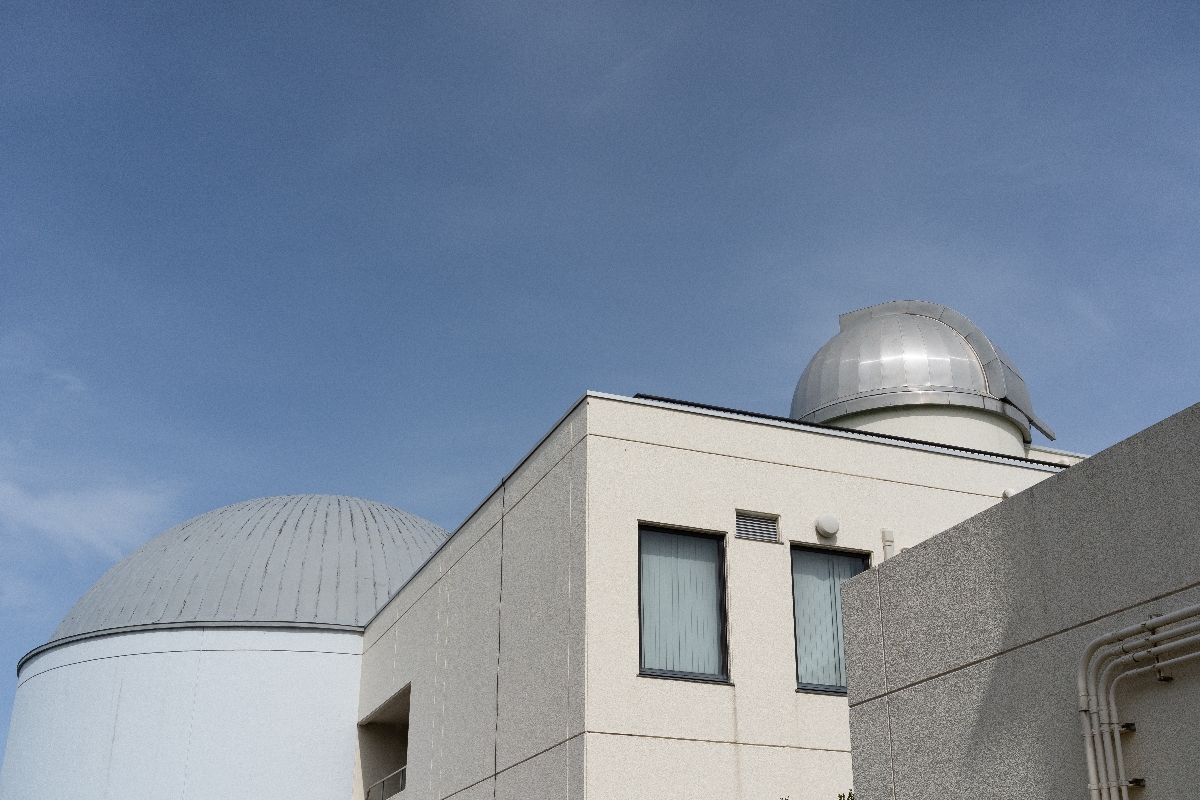 館内にプラネタリウムを備える八戸市視聴覚センター・児童科学館の外観＝八戸市類家４丁目