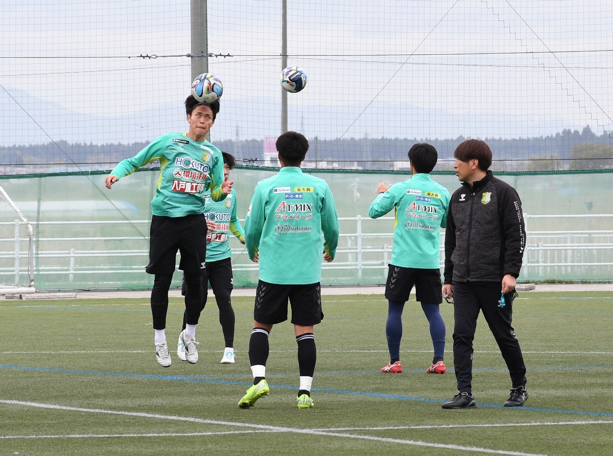 ザスパ群馬戦に向け、調整を行うヴァンラーレ八戸の選手ら＝１日、八戸市多賀多目的運動場人工芝球技場