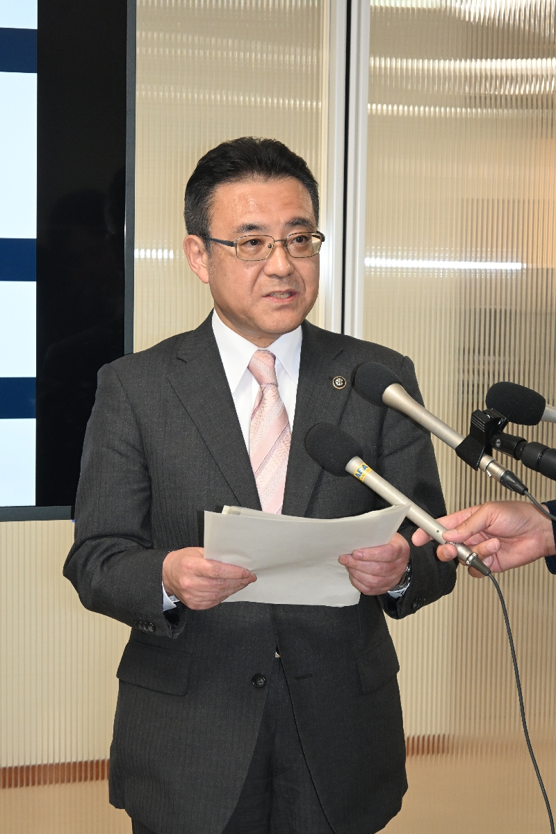 ツキノワグマの出没が相次ぎ、市民に注意を呼びかける熊谷雄一市長＝１日、八戸市庁