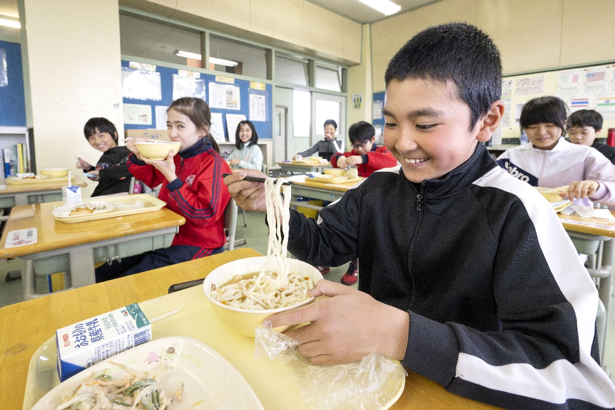 八戸市内の全小中学校で通常給食が再開。子どもたちは久しぶりの温かい給食に笑顔を見せた=1日、市立図南小