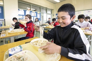 【青森県南震度５強】久々の温食、こぼれる笑み　八戸市内３７の小中学校、通常給食再開