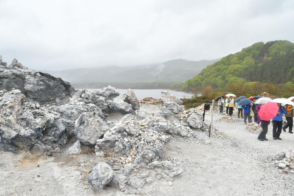 半年ぶりに開山を迎えた恐山=1日、むつ市