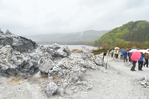 雨の中も参拝客次々と　むつ・恐山が半年ぶり開山