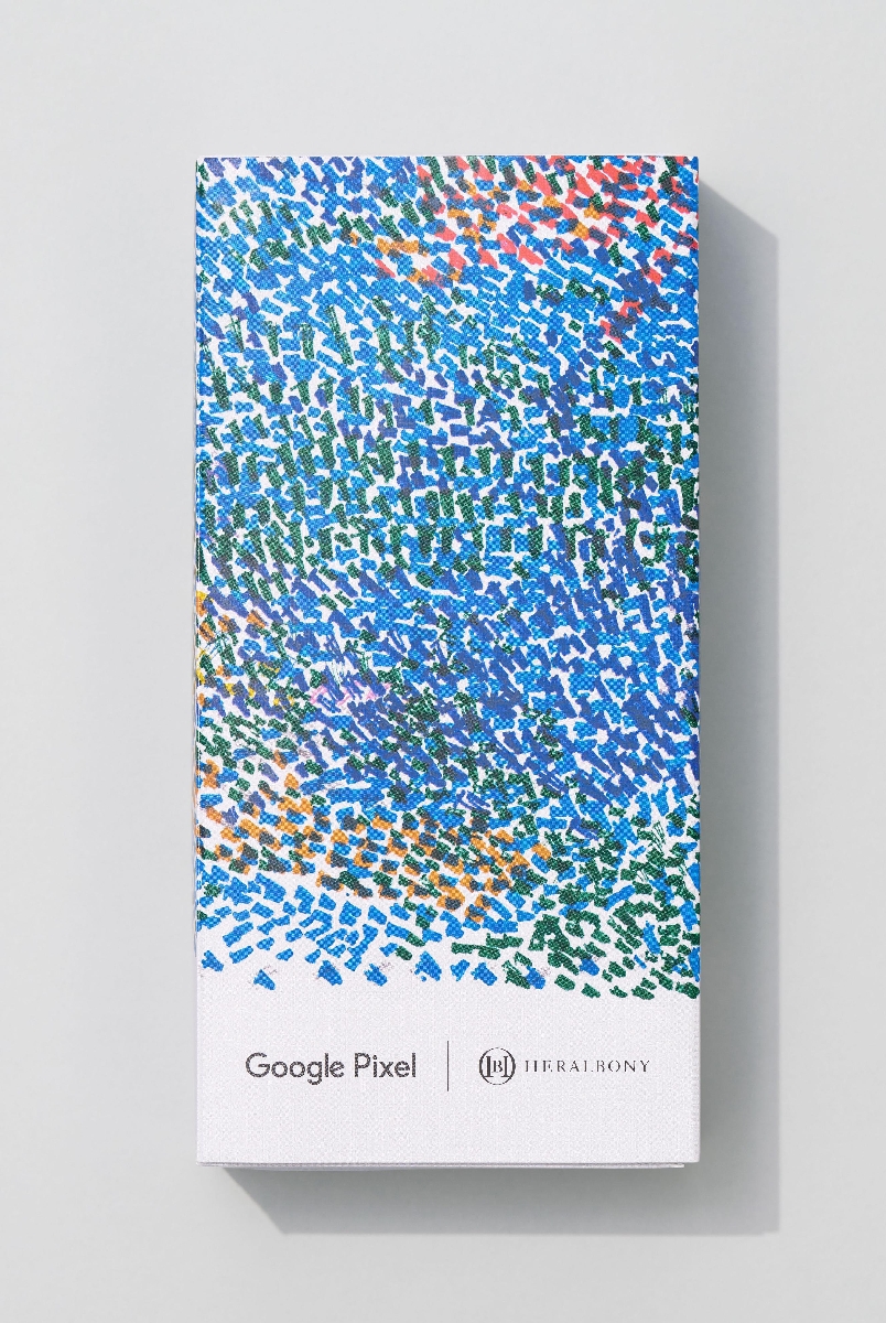 工藤みどりさんの絵画「(無題)(青)」をあしらったスマホが入る箱(ヘラルボニー提供)