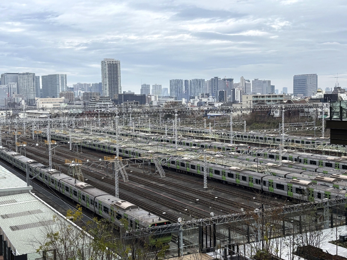 「大井町トラックス」から見える山手線の車両基地「東京総合車両センター」=東京都品川区