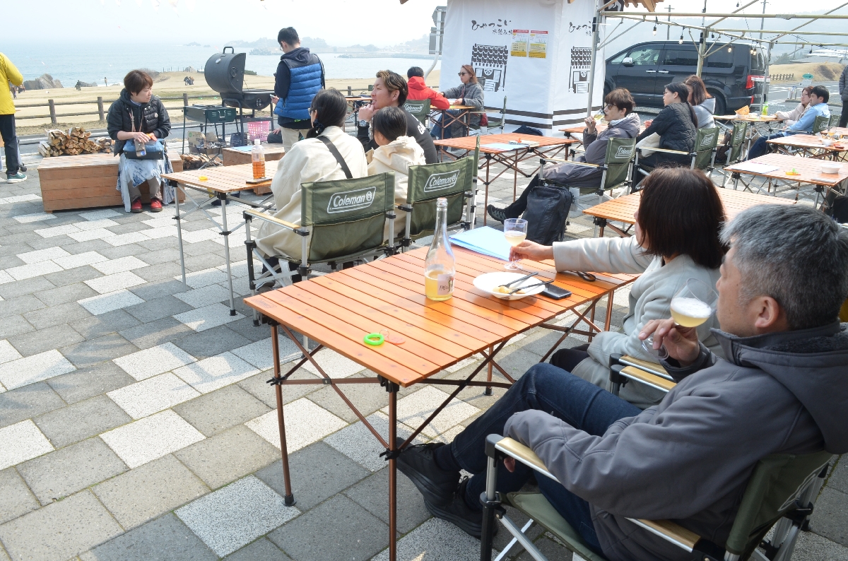 冬の種差海岸の景色と美食を堪能できる「種差冬バル」。毎回多くの来場者でにぎわいを見せた＝３月２９日、八戸市