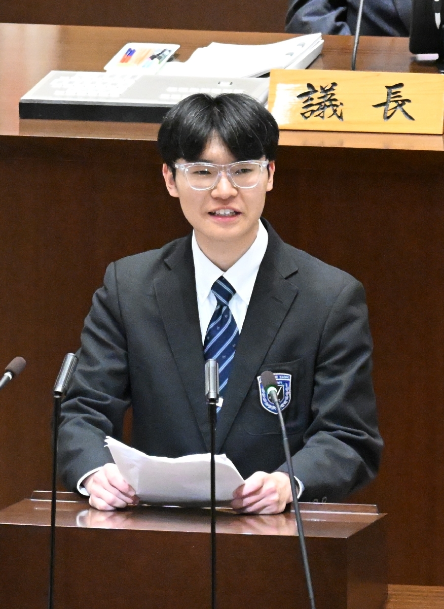 模擬議会で政策を提案する八戸工業大学第二高の生徒