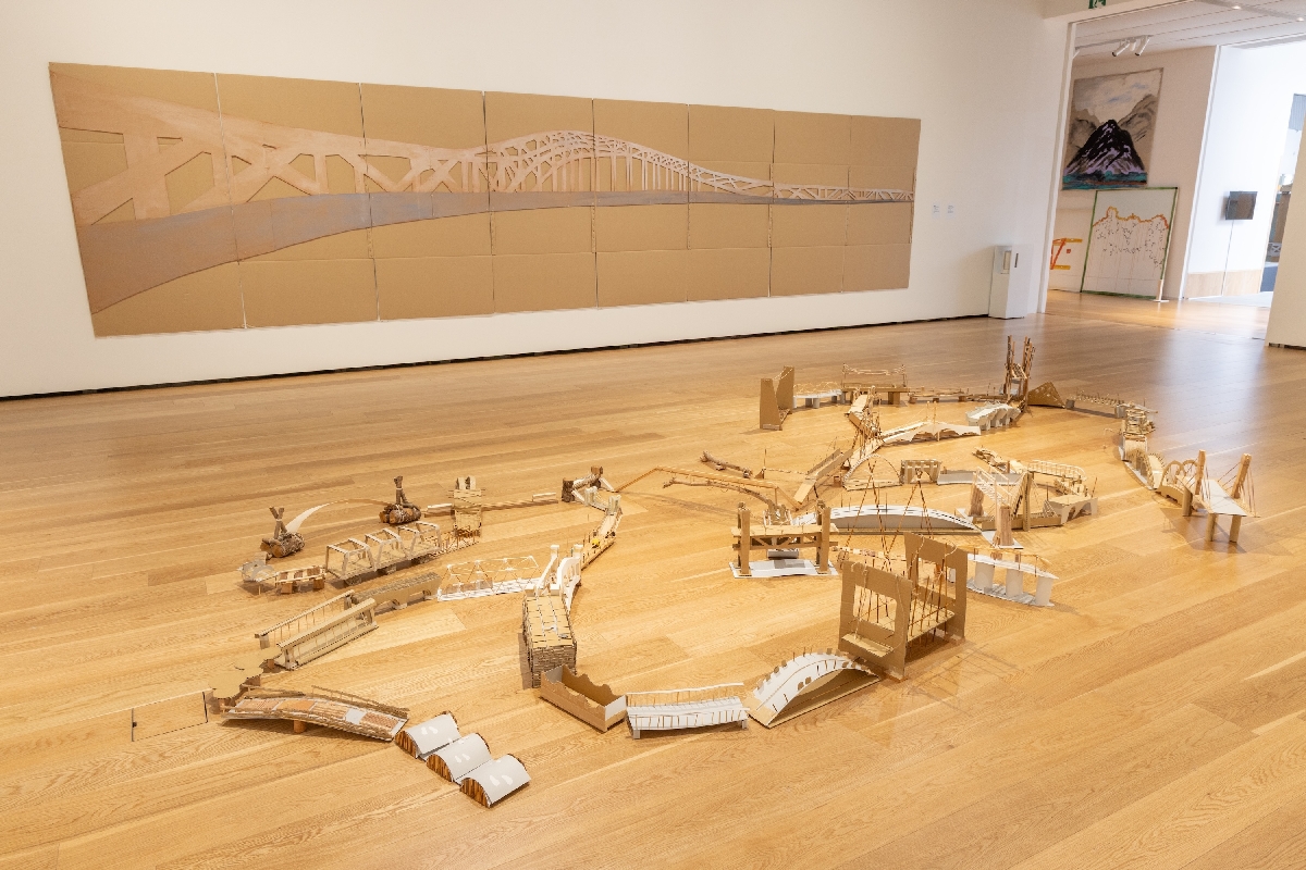 ワークショップ参加者らによる橋をテーマにした作品「ｏｎ　ｔｈｅ　ｂｒｉｄｇｅ」（八戸市美術館提供）