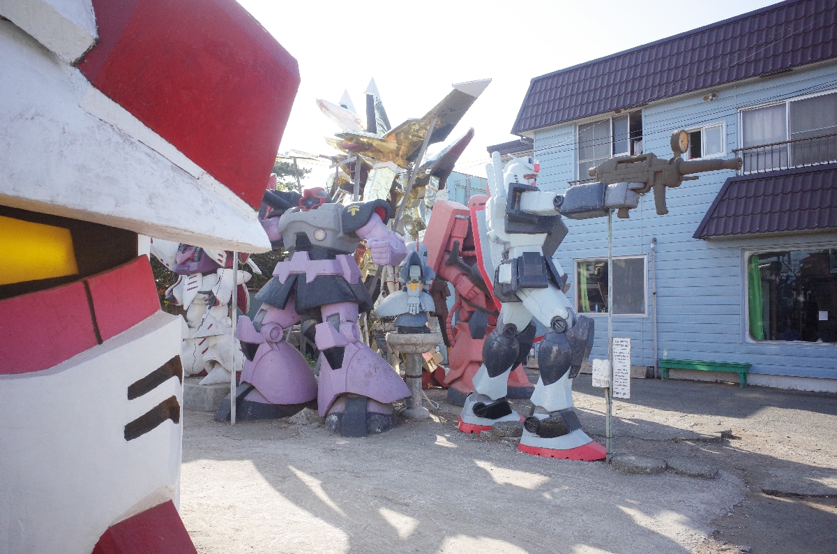 〔5〕駐車場を埋め尽くすガンダム=青森県おいらせ町(2019年撮影)