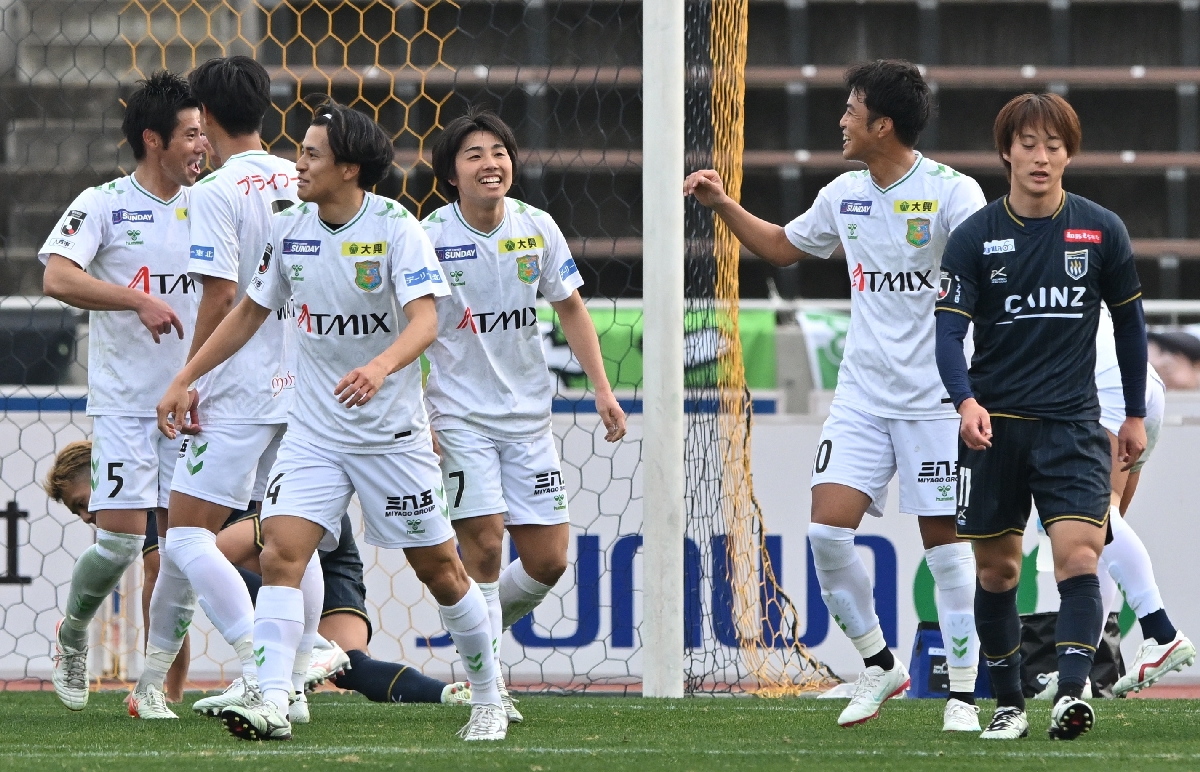 【ザスパ群馬―ヴァンラーレ八戸】後半34分、八戸は佐藤碧(中央)がシュートを決め、仲間の祝福を受ける=正田醤油スタジアム群馬