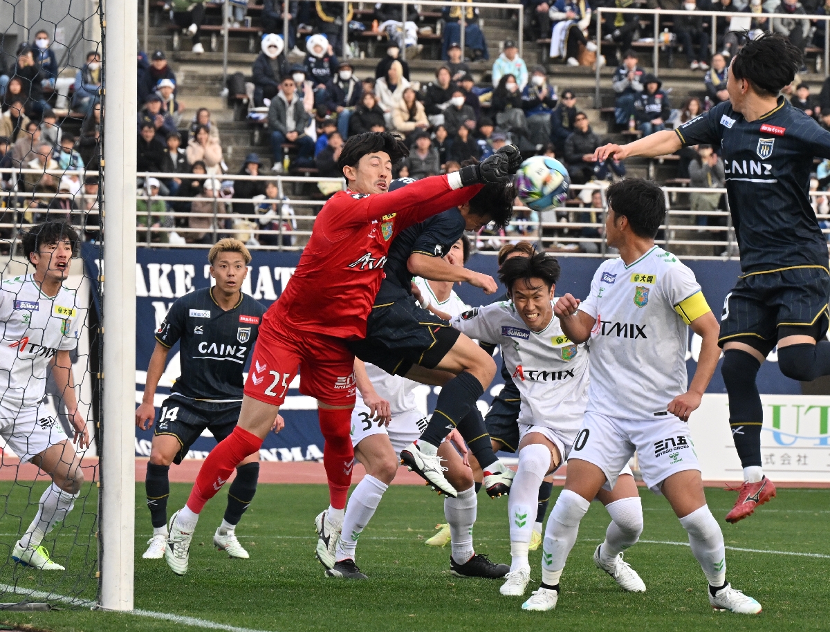 堅守が光った八戸のGK谷口裕介(左から3人目、赤)