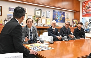 100年の歩みを1冊に 市ソフトテニス協会が記念誌制作/八戸