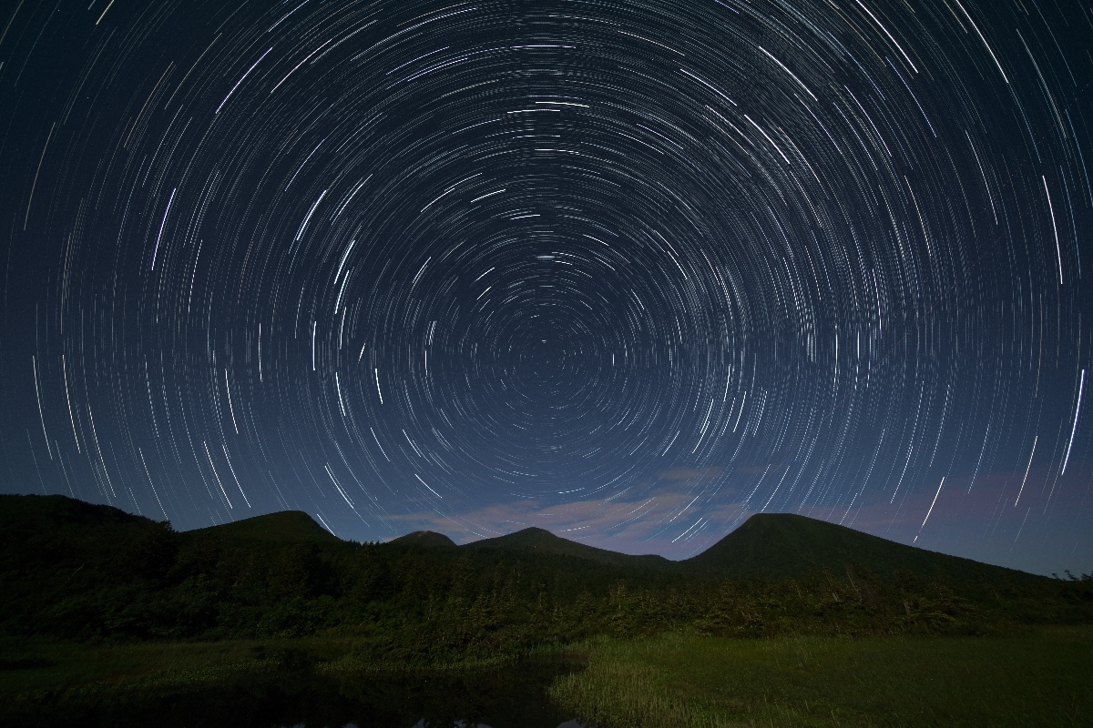 八甲田山系の睡蓮沼で撮影した北の空。北極星を中心に、星々が規則正しく円を描く=2022年7月