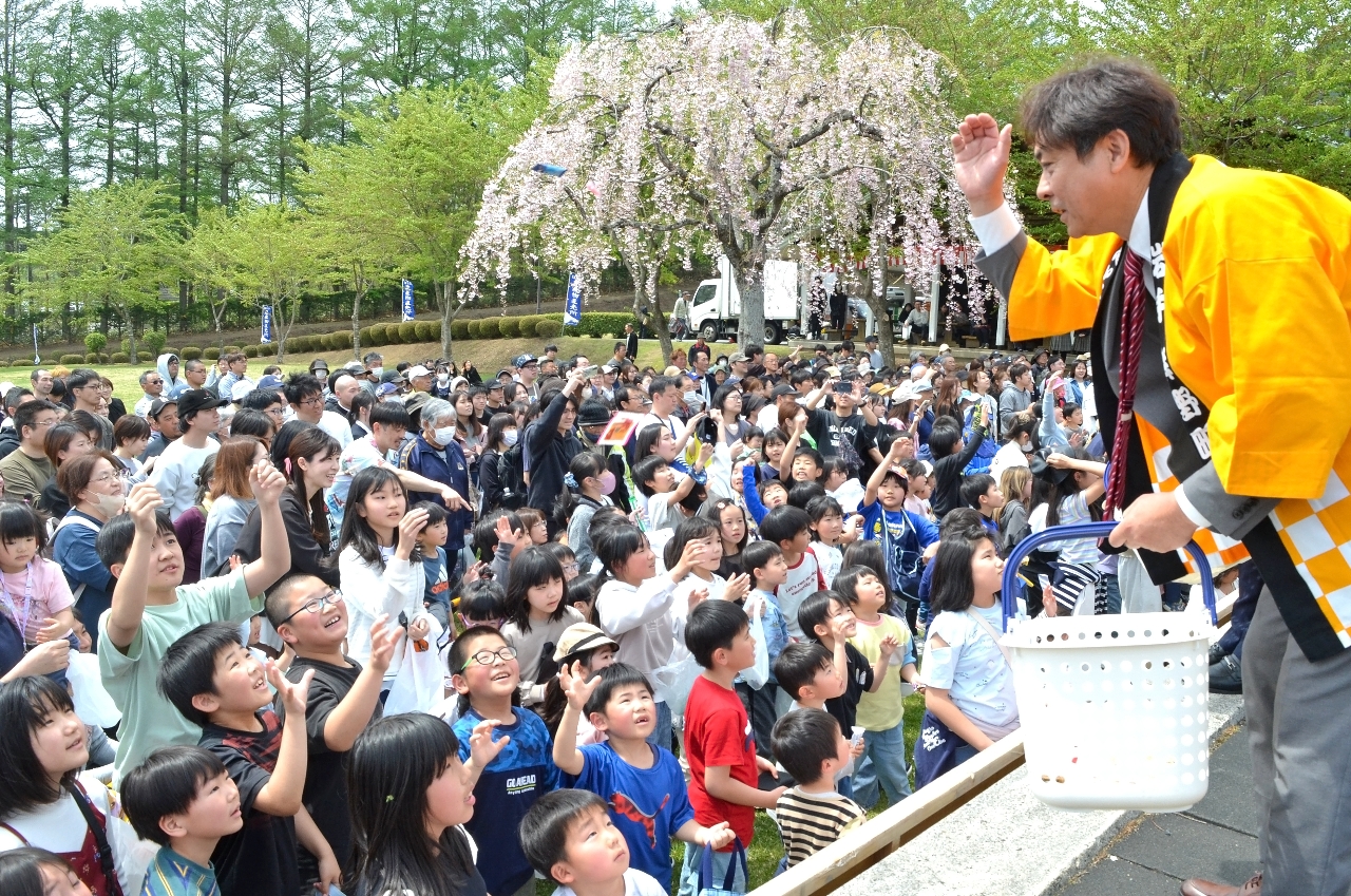 景品付きの餅まきが行われ、多くの来場者でにぎわった会場