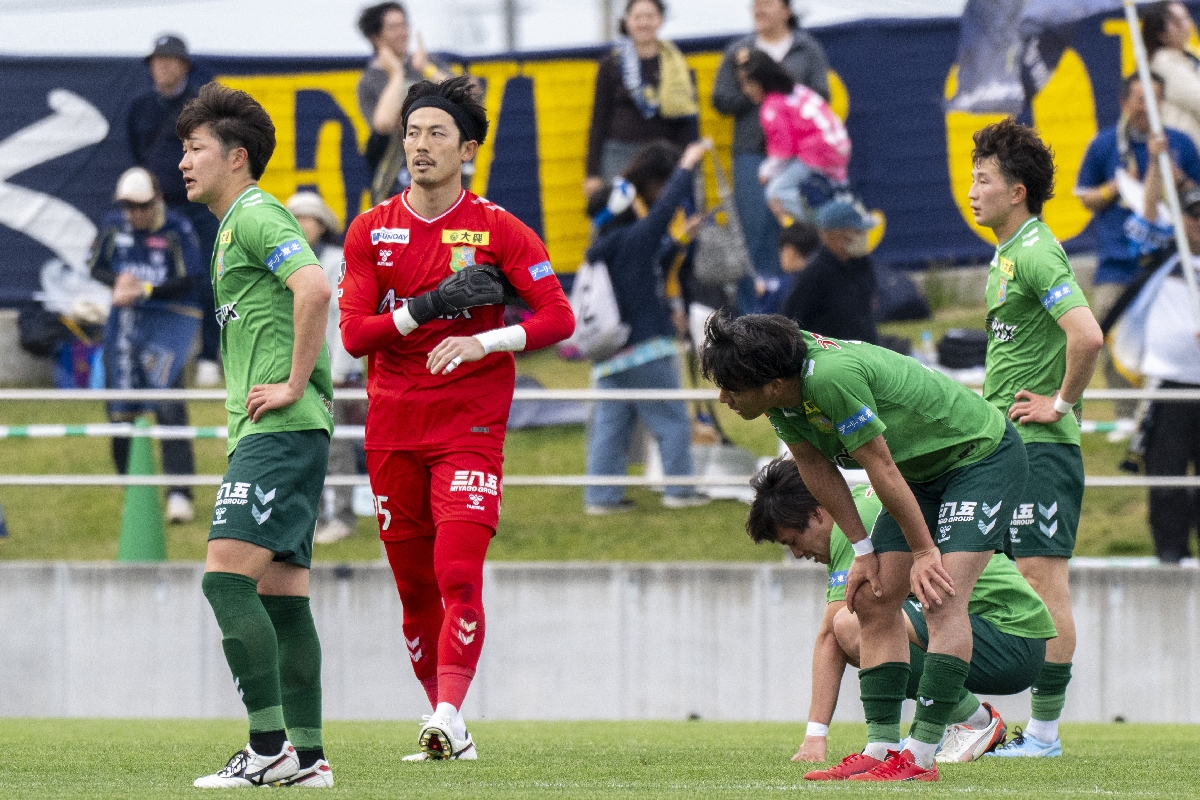 勝ち星を逃し肩を落とすヴァンラーレの選手