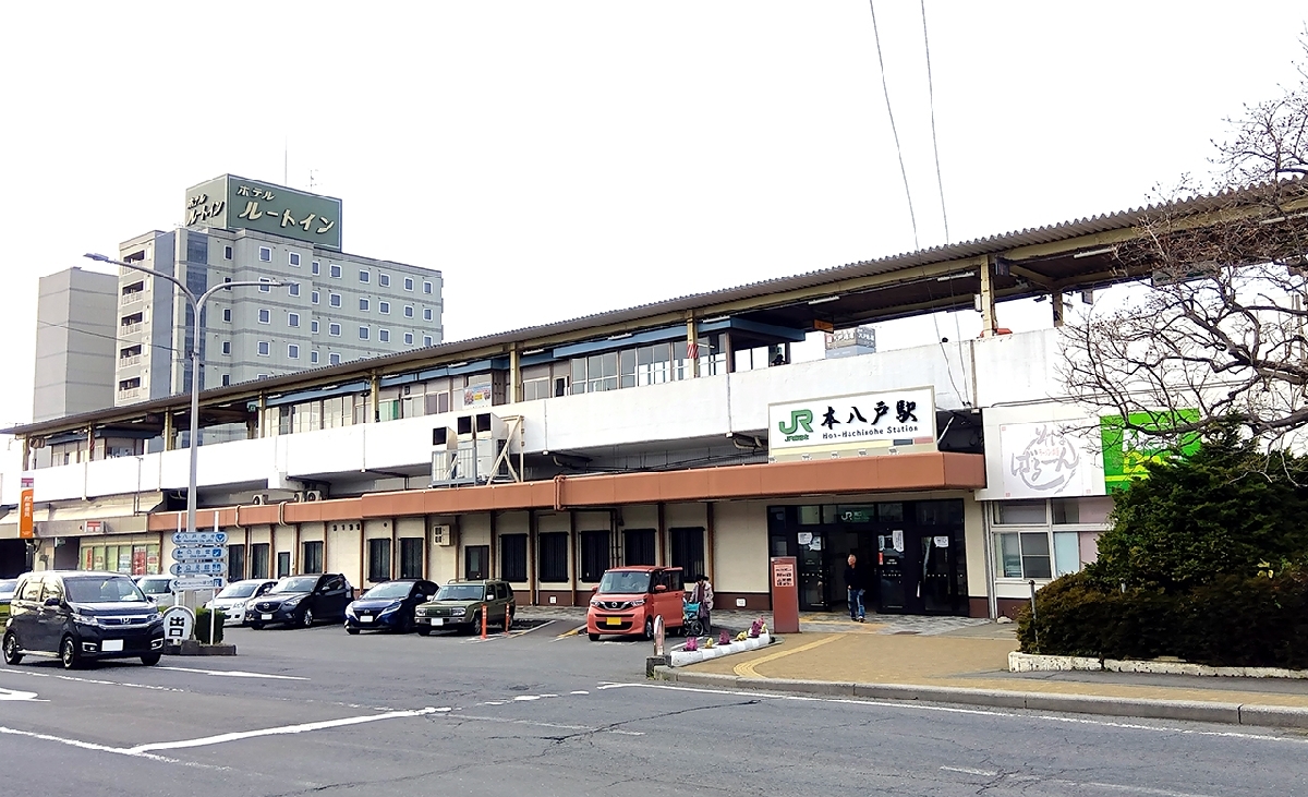 八戸市がバリアフリー基本構想を策定することで、エレベーターの設置要件を満たすことになるＪＲ本八戸駅＝４月中旬