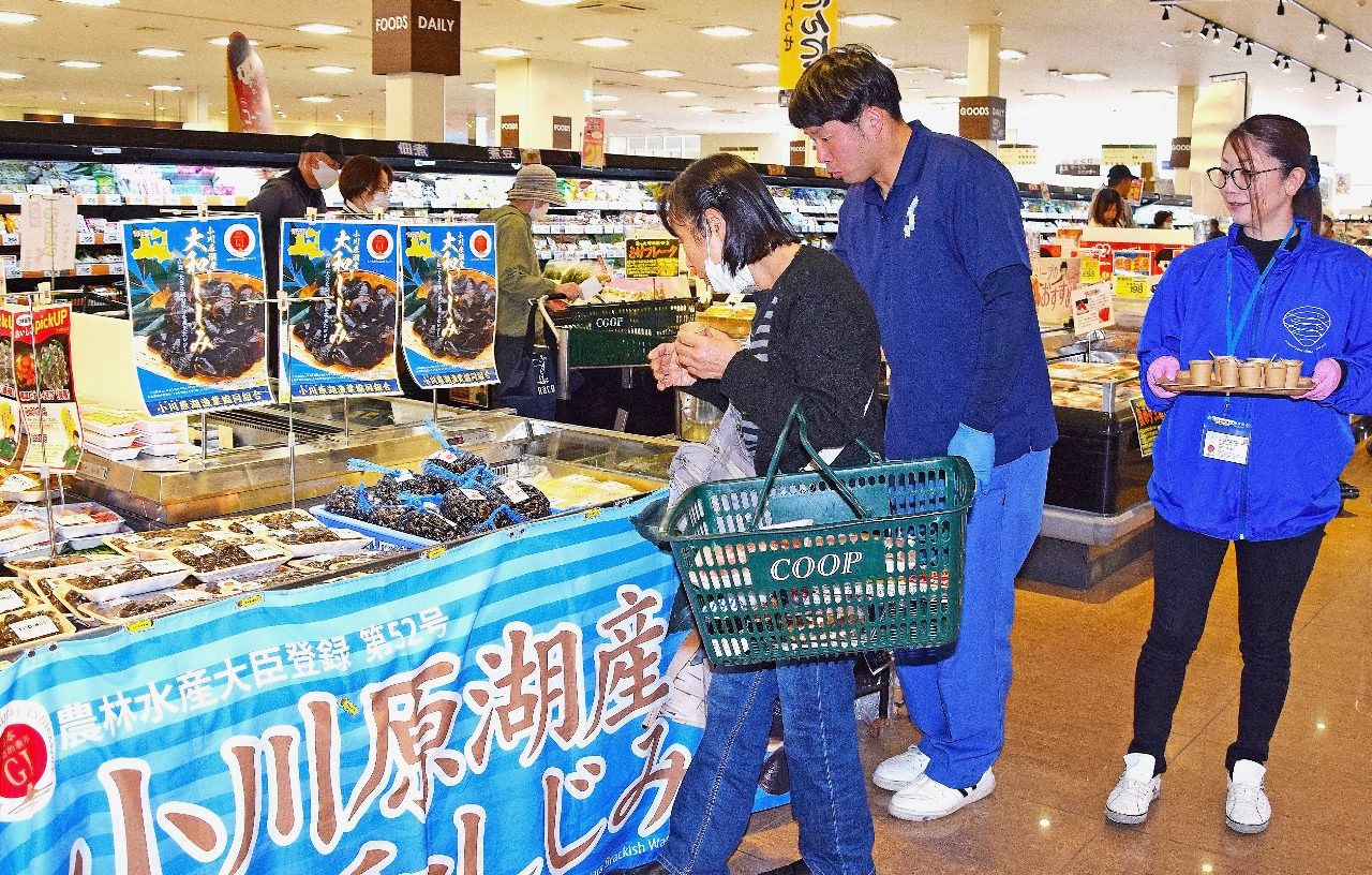 青森県内のスーパーで販促活動を展開する小川原湖漁協の職員。シジミやシラウオなどの特産品の地名度向上に力を入れている=4月24日、おいらせ町