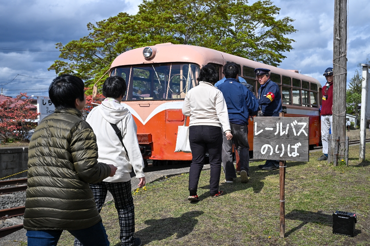 体験乗車に向かう鉄道ファンら