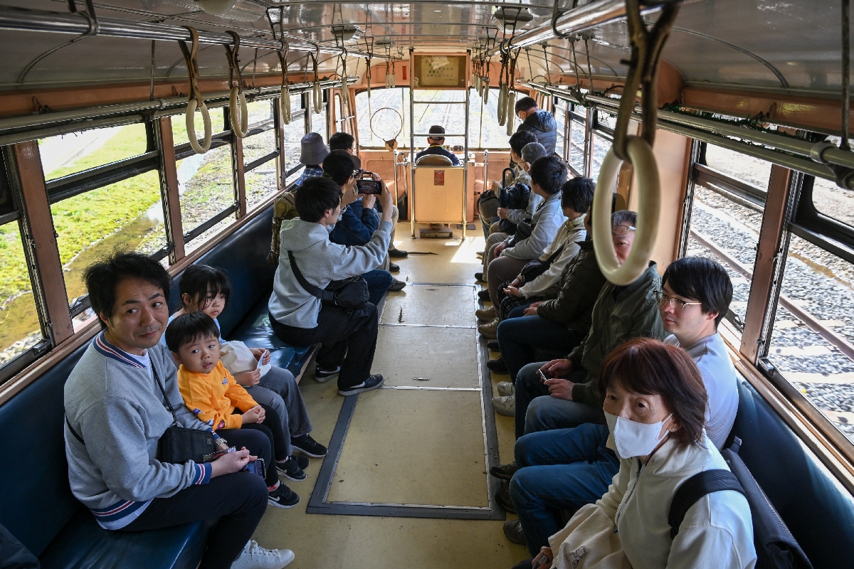 体験乗車を楽しむ鉄道ファンら