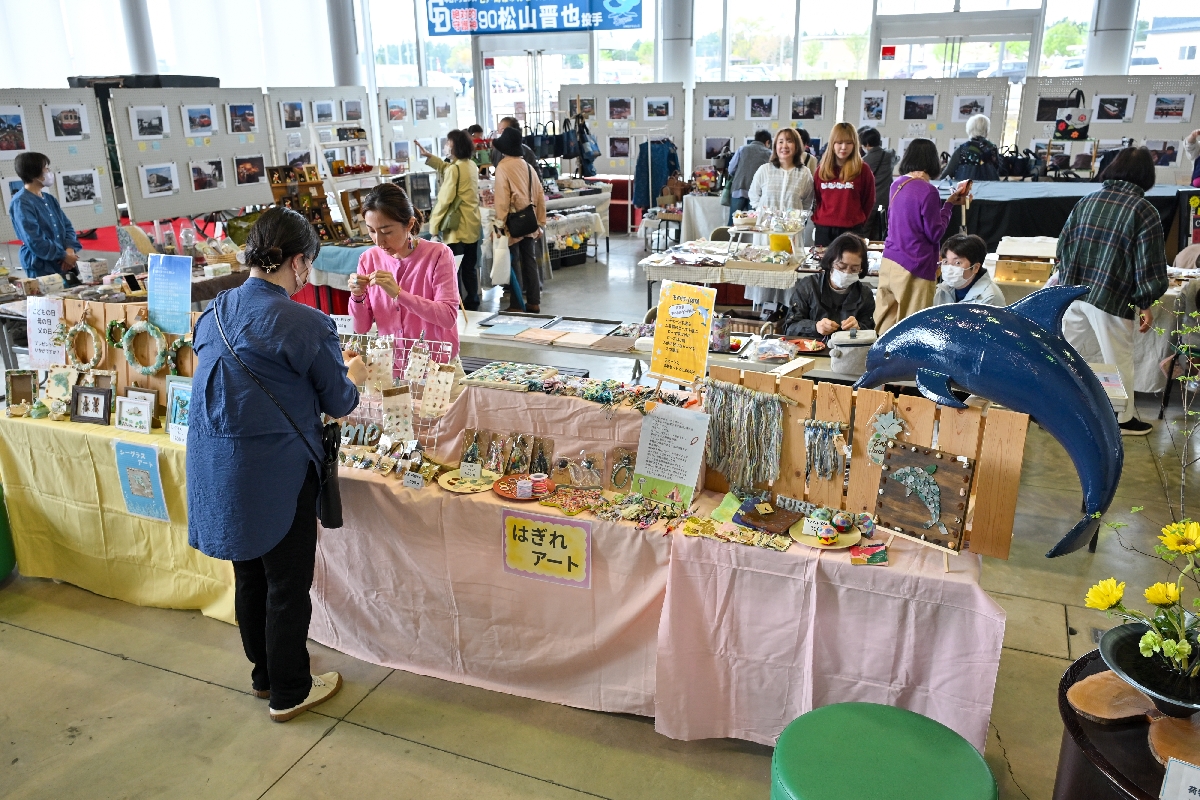 JR七戸十和田駅内の七戸町観光交流センターで開催されている「しちのへクラフト展」