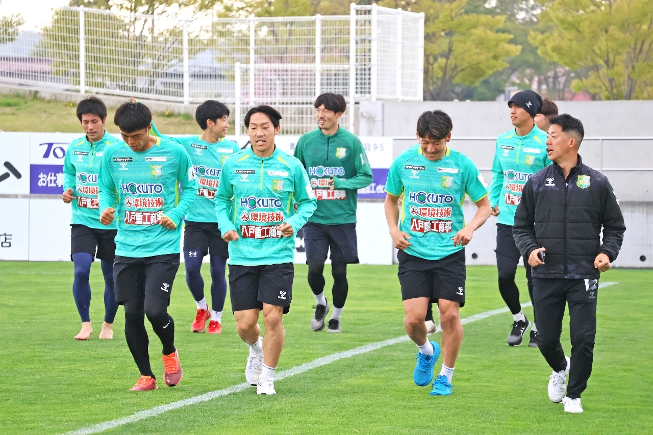 ６日の湘南ベルマーレ戦に向けて調整を行うヴァンラーレ八戸の選手ら＝八戸市プライフーズスタジアム