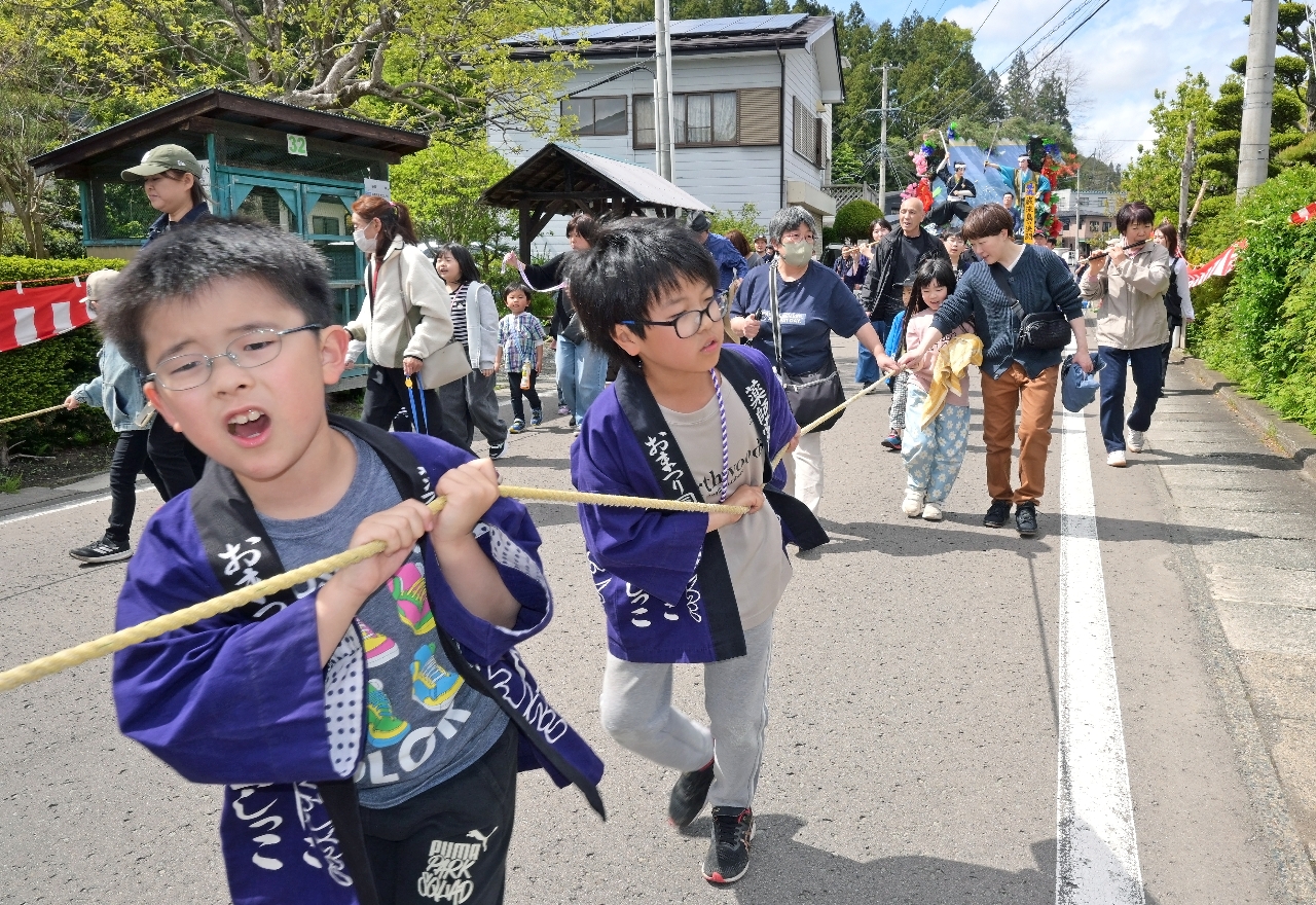 子どもたちが元気なかけ声を上げ沿道を練り歩いた山車運行
