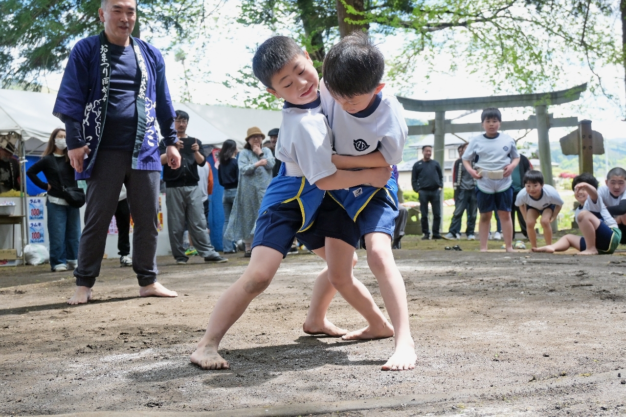 小学生が元気いっぱいにぶつかり合った奉納相撲