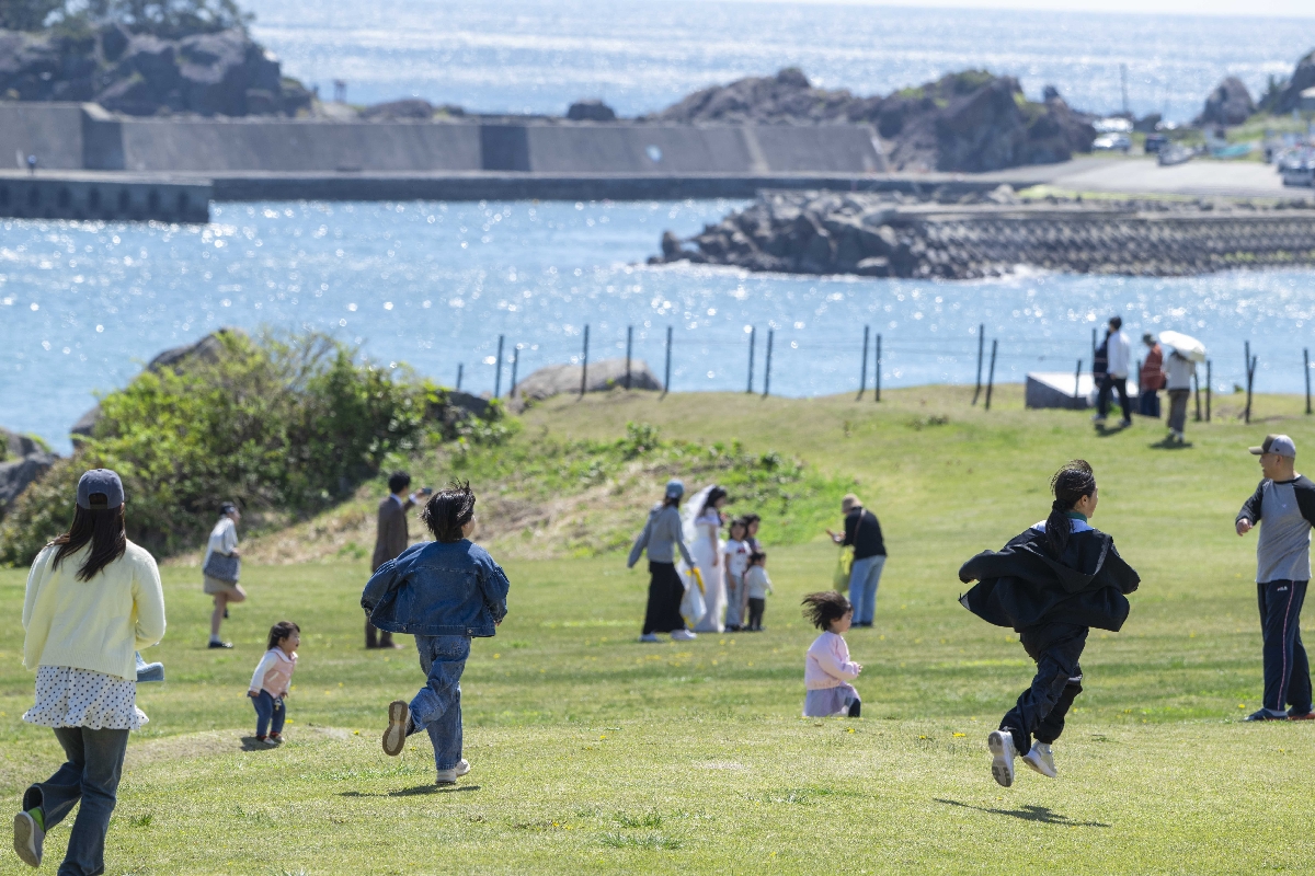 行楽客や地元市民らでにぎわう種差海岸天然芝生地＝５日、八戸市