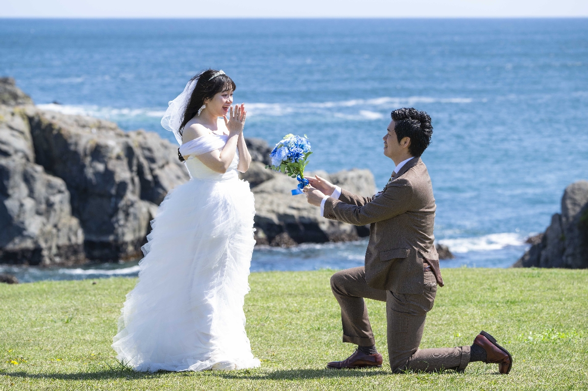 種差の美しい海をバックに結婚式の前撮りをするカップル＝５日、八戸市