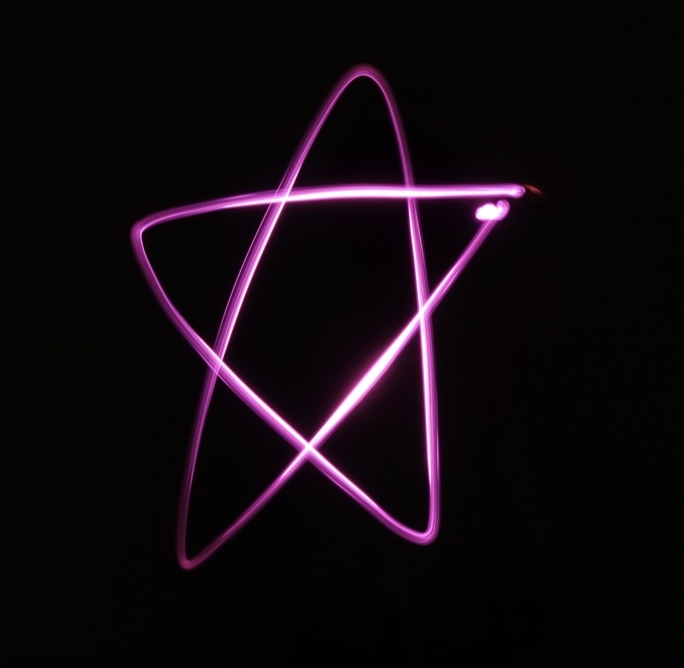 カメラにライトを向けて星を描いたもの。ライトだけを動かすのではなく、体全体を動かすのがうまく描くこつ