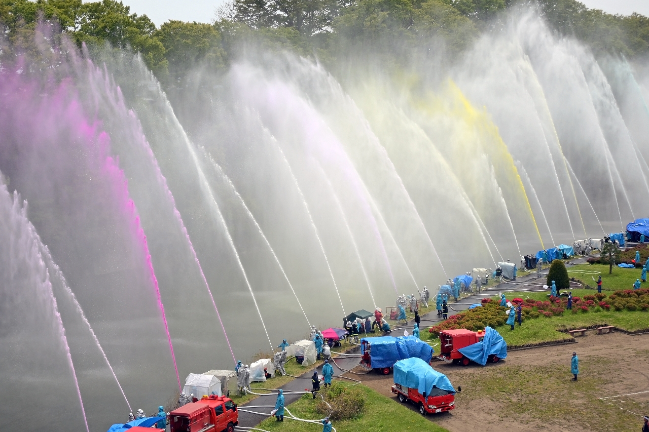 一斉に色とりどりの水を放った訓練