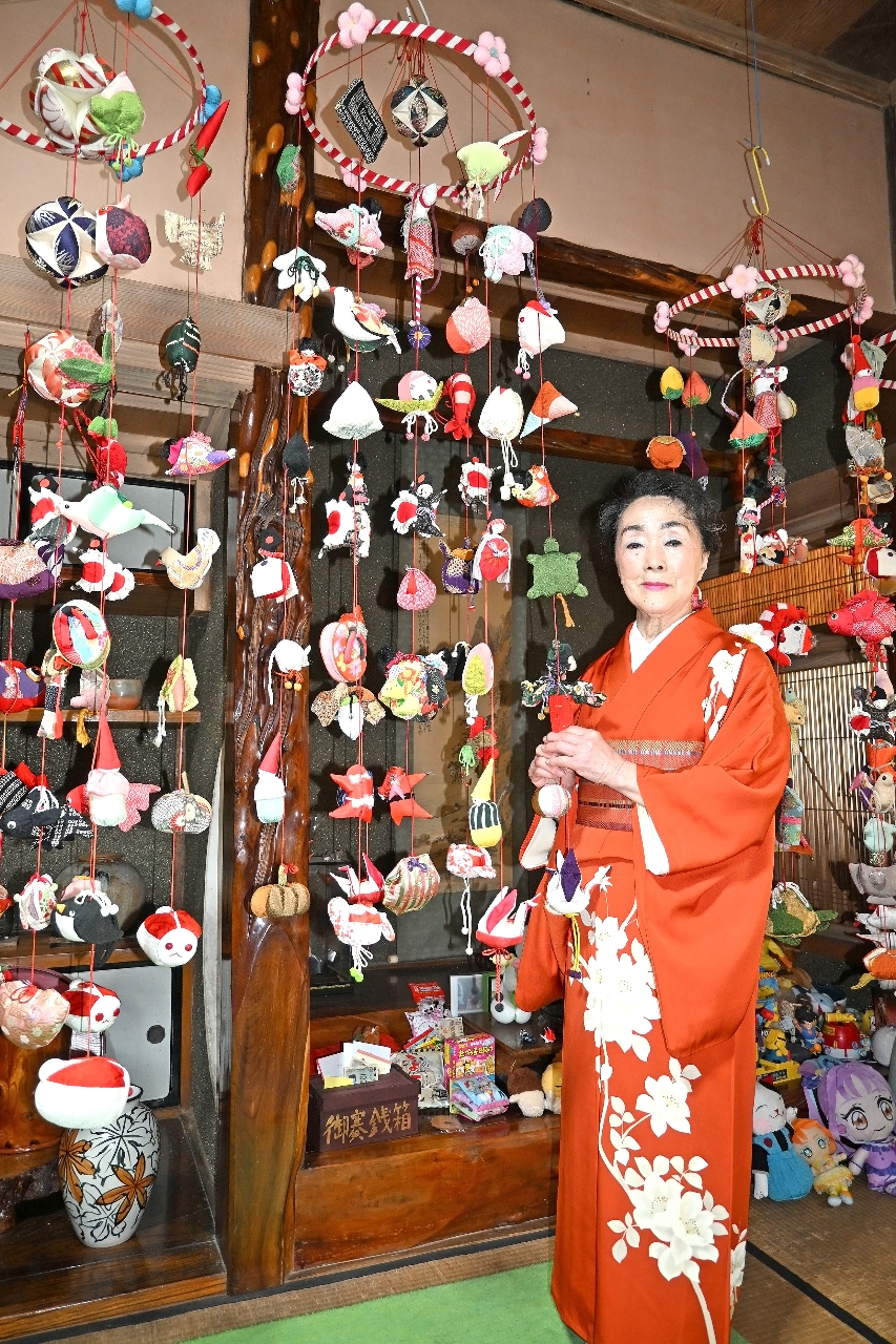 うらら亭の店内を彩る雛のつるし飾りを紹介する大矢トモさん