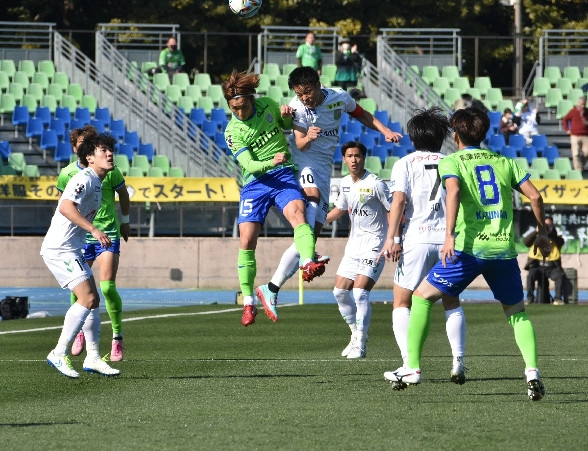 【湘南ベルマーレ―ヴァンラーレ八戸】前半、八戸は澤上竜二（右から４人目）が相手選手と激しく競り合う＝２月２１日、レモンガススタジアム湘南