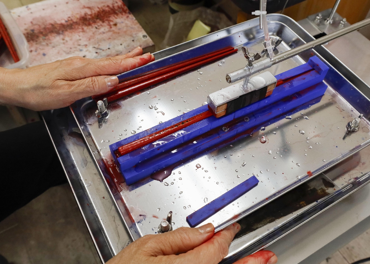 津軽塗を生産する「小林漆器」が開発し導入した「自動研ぎ機」=4月、青森県弘前市