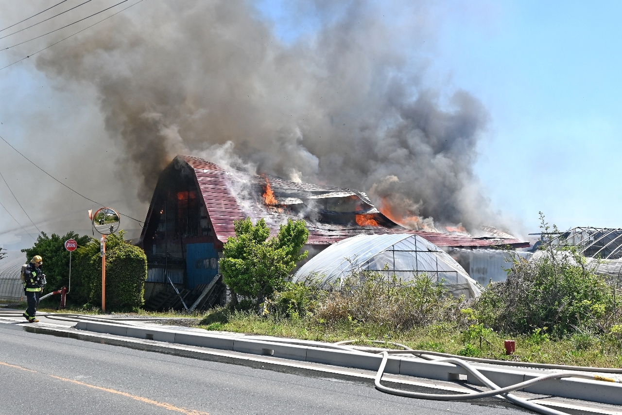 住宅と農作業小屋が全焼した現場=6日午前11時半ごろ、十和田市三本木野崎