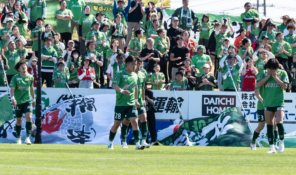 【ヴァンラーレ八戸―湘南ベルマーレ】前半６分、先制点を許し、うなだれる八戸イレブン＝八戸市プライフーズスタジアム