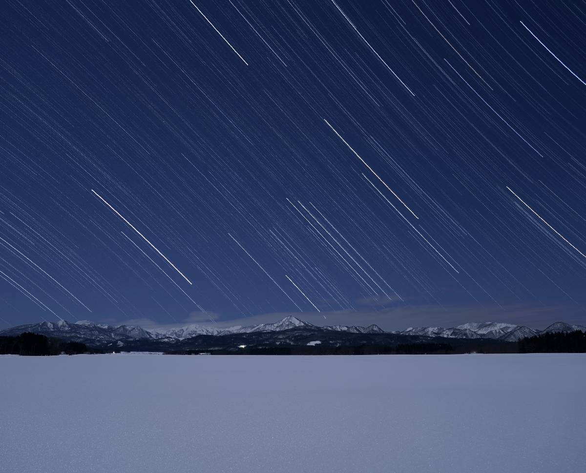 この写真のどこかに、冬の星座の代表格であるオリオン座の光跡が写っています。どこにあるでしょう？＝２０２１年２月、岩手県北上市の夏油高原（筆者撮影）