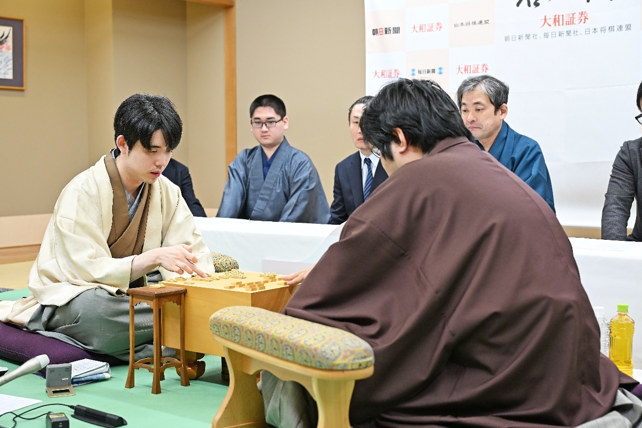 藤井聡太名人（左）が勝利した名人戦第２局。前例が少ない展開だったこともあり、対局後の検討も熱が入った＝４月２６日、青森市