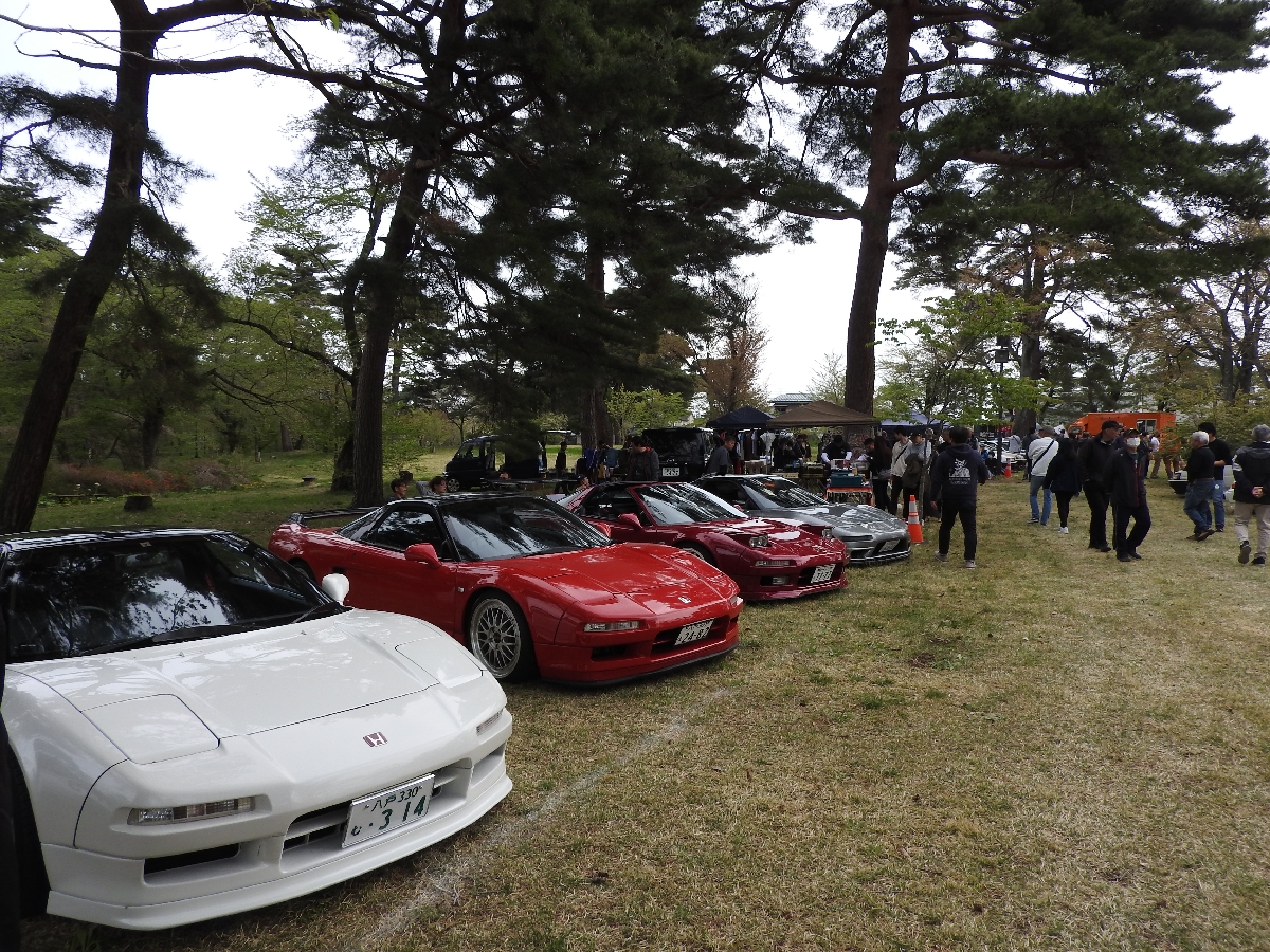 芝生の上に並ぶスポーツカー