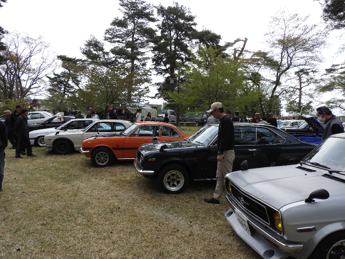 レトロな車に見入る来場者