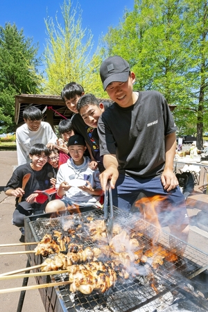 青空の下、バーベキューでわいわい 連休最終日、八戸などで夏日
