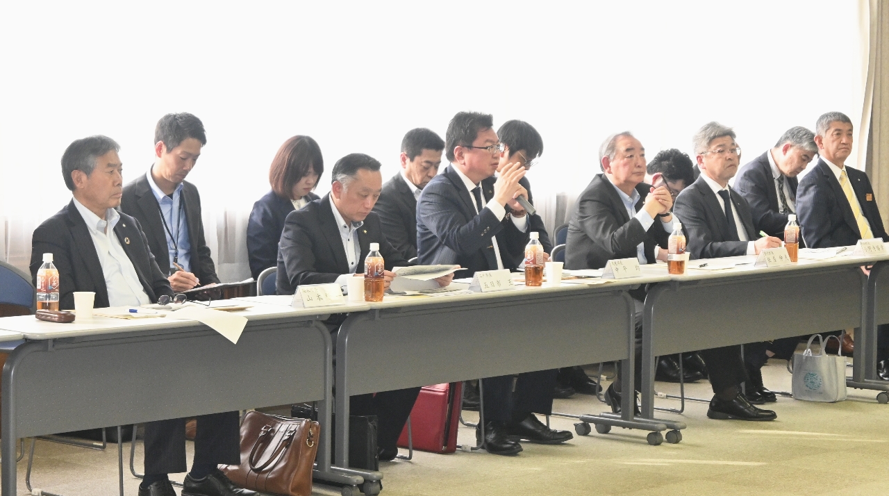 本年度事業などについて説明する久慈、二戸地域の各市町村長=7日、普代村役場