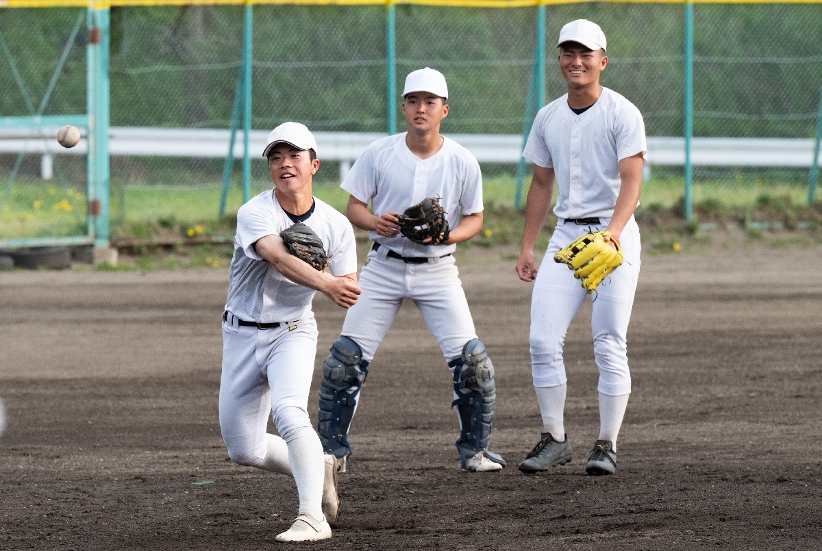 春季県大会へ向け最終調整する工大一ナイン=7日、同校グラウンド