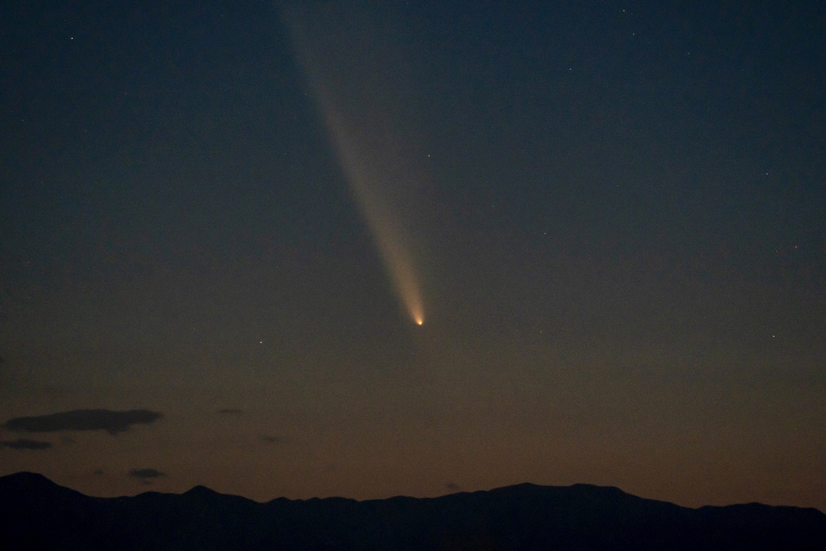 夏泊半島で捉えた「紫金山・アトラス彗星」の姿。下端の丸い部分が彗星本体で、上に向かって伸びるのは尾（２０２４年１０月撮影）