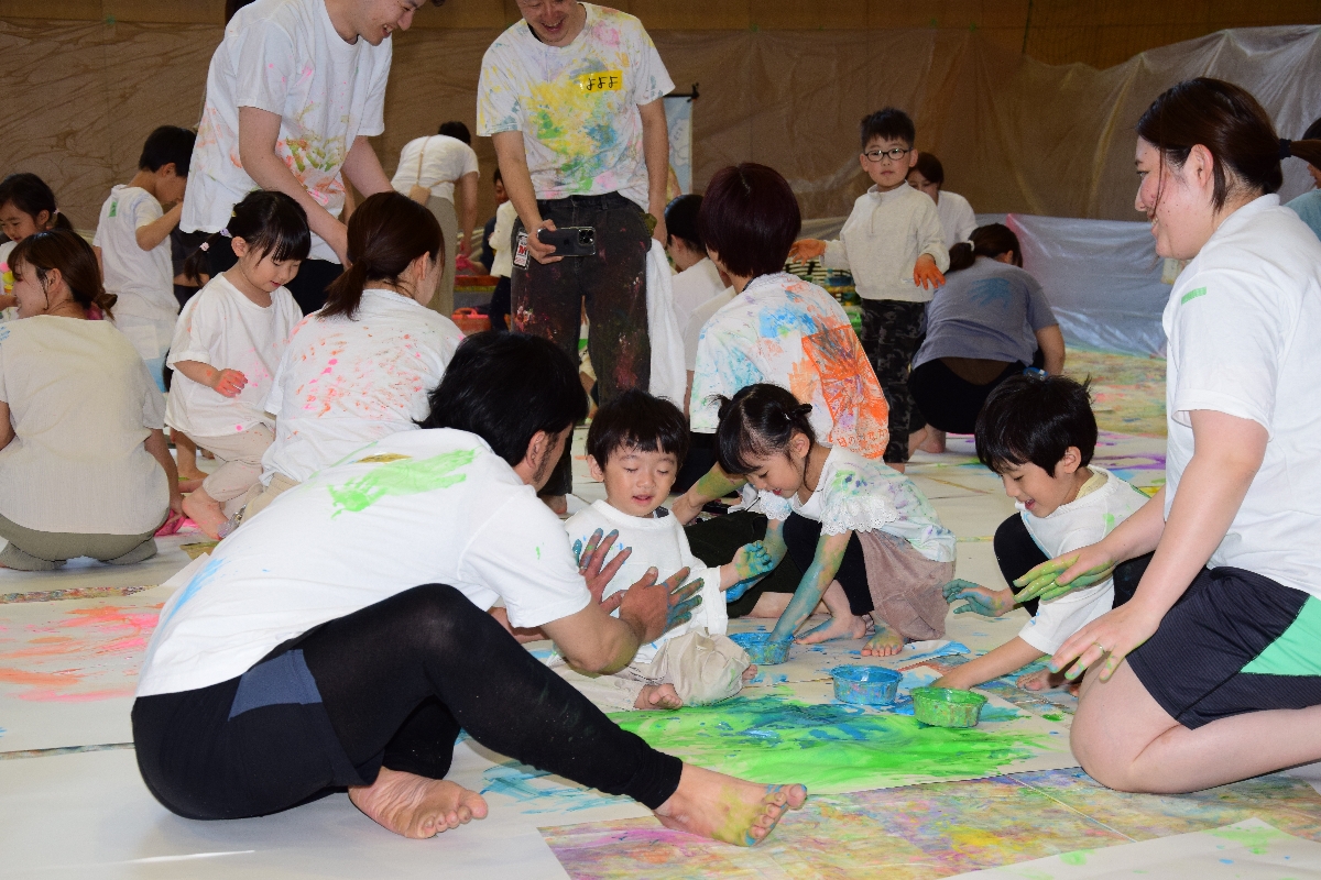 全身を使って絵の具遊びを楽しむ参加者