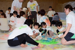顔や腕に自由な「お絵かき」 東北町でアートプロジェクト開催