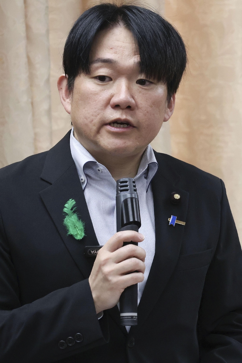 　農水省で開かれた山林火災の対策本部の会議であいさつする山下雄平副大臣＝８日午前