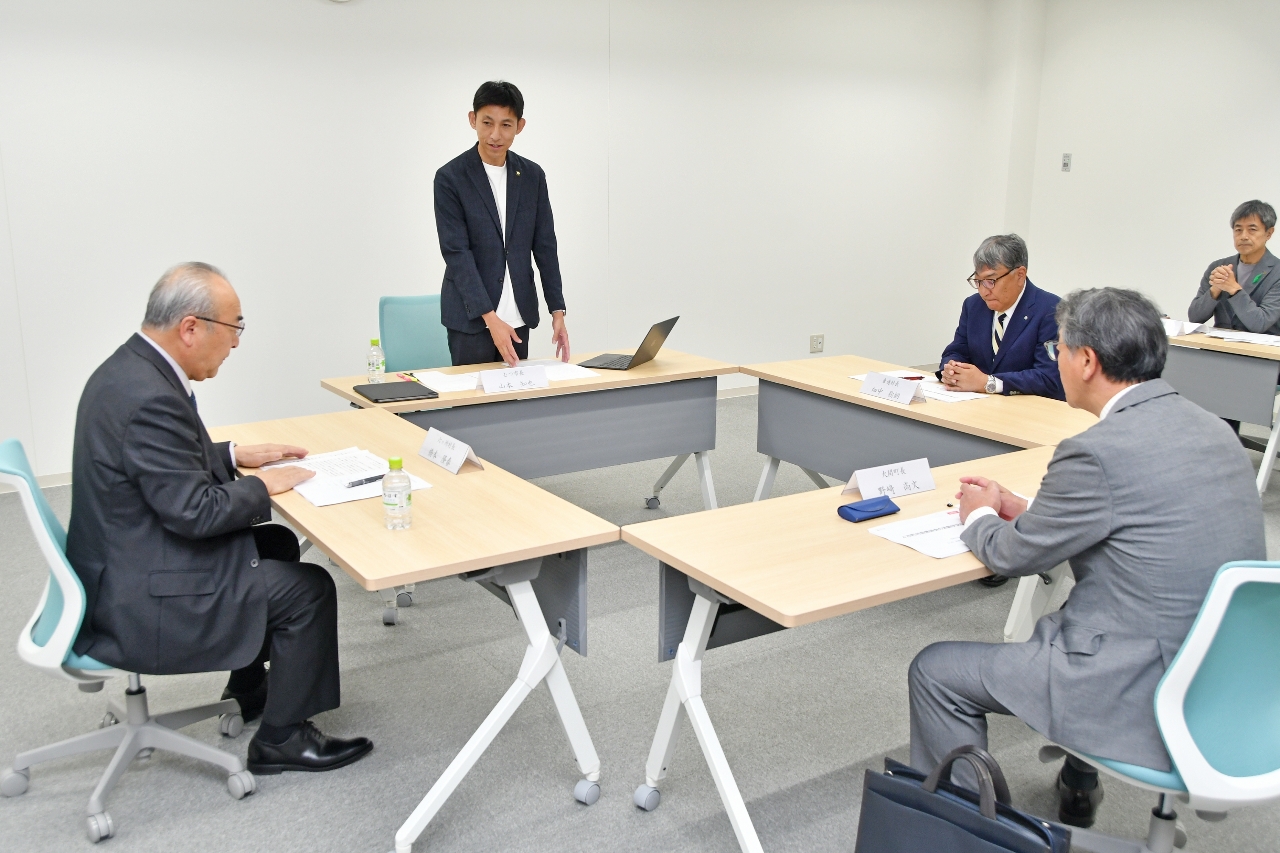 原子力規制庁に審査の迅速化を求める方針を決めた下北半島の４市町村長＝８日、むつ市役所