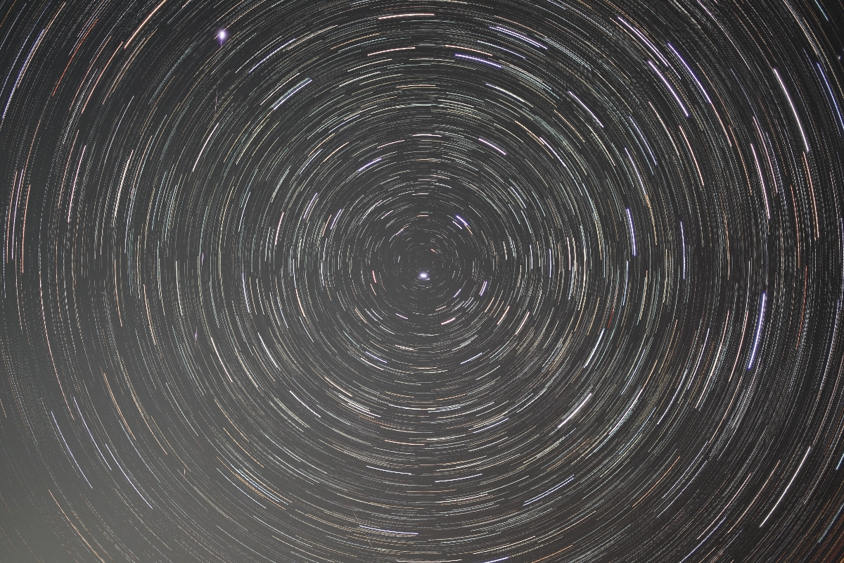 北極星を中心に、天空を回る星々。一晩でも天球上を移動するが、季節ごとに変わる星座は暦を語る上でも重要な存在＝２０１９年５月
